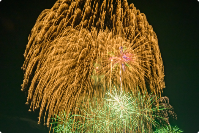 天空に開花する尺五寸玉の大玉