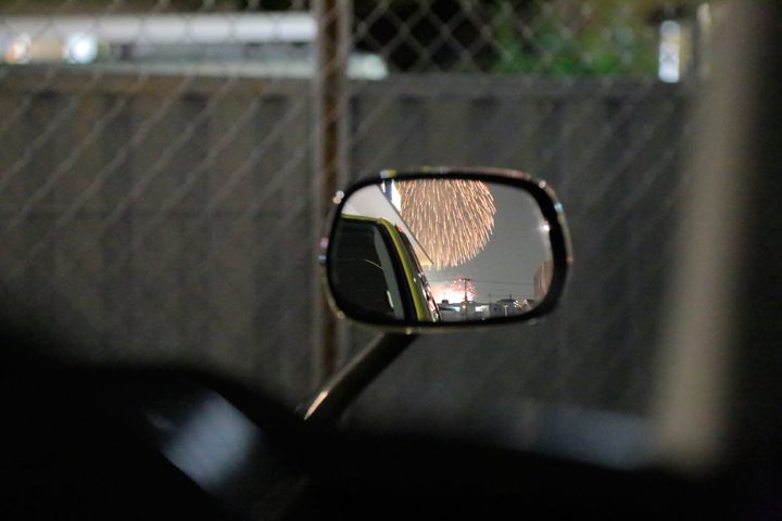 「タクシー運転手、思わずミラー越しに撮る」