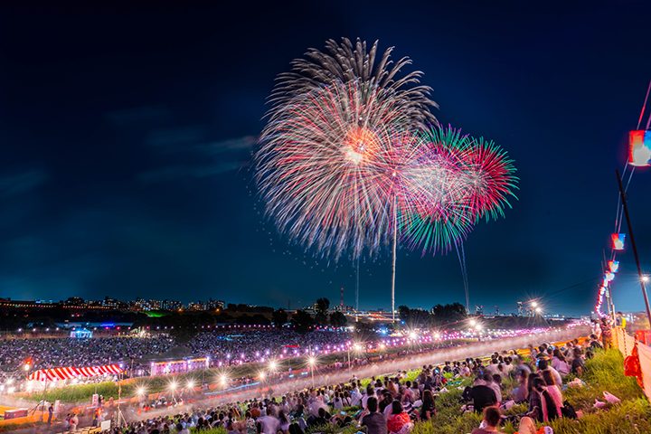 「皆で見上げる夜空の花」