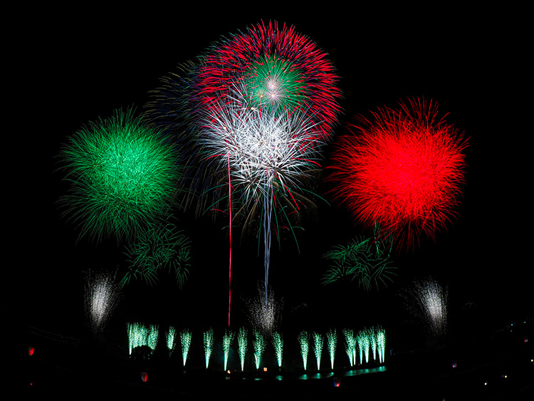 「日伊友好を尺玉がお祝い」